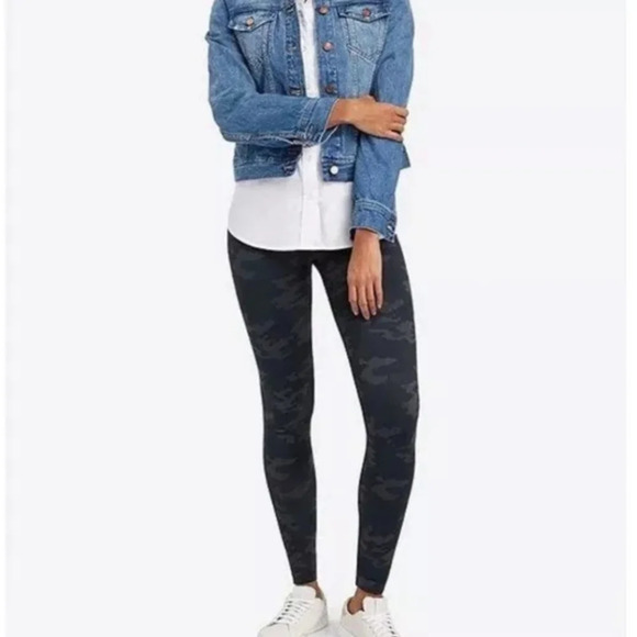 SPANX Pants - SPANX Women's •Size Large• Seamless Compression Camoflauge Black Gray Leggings